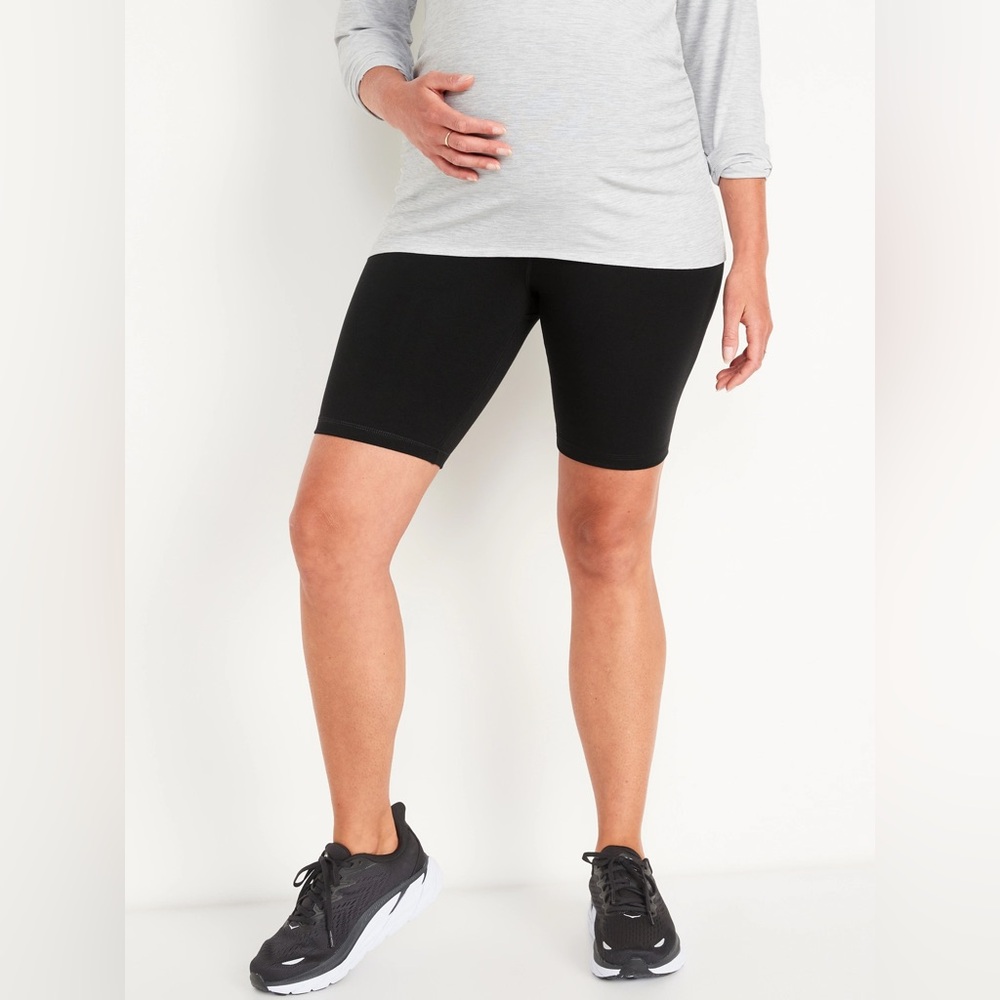 Old Navy Black Maternity Rollover-Waist PowerChill Biker Shorts --medium